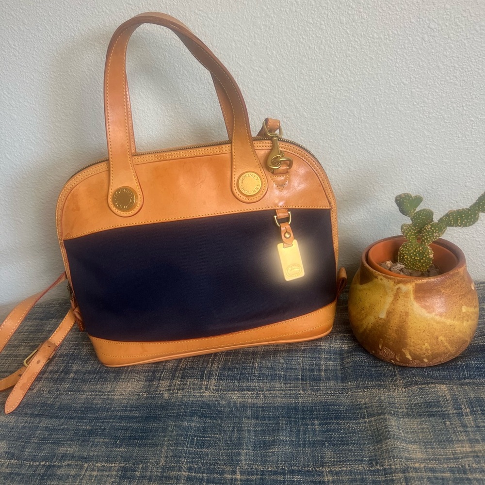 🦆 Dooney & Bourke USA Vintage Satchel – Navy & British Tan (AWL) 🤎